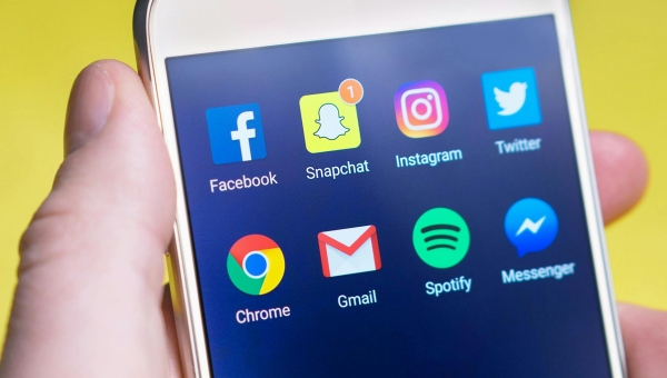 Site internet VS réseaux sociaux : que choisir pour mon entreprise ?