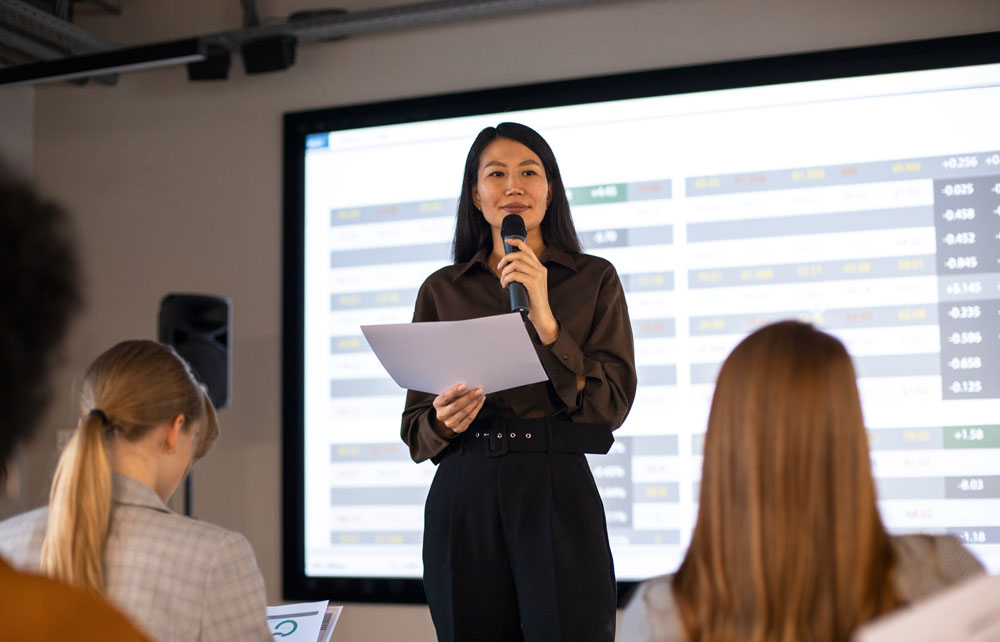 Femme presentant son projet devant un jury Actionelles
