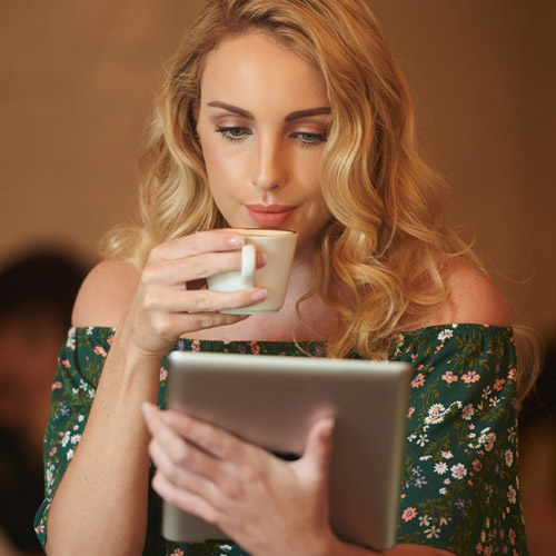 femme_buvant_un_cafe_regardant_les_actualites_carre